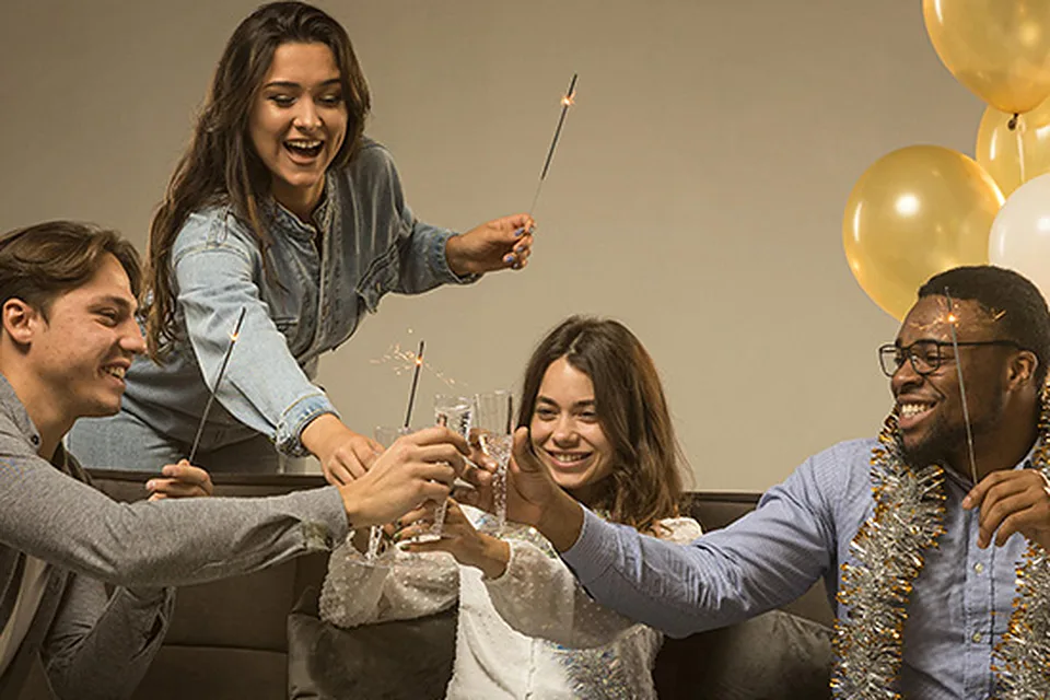 Amigos reunidos comemorando e brindando em confraternização