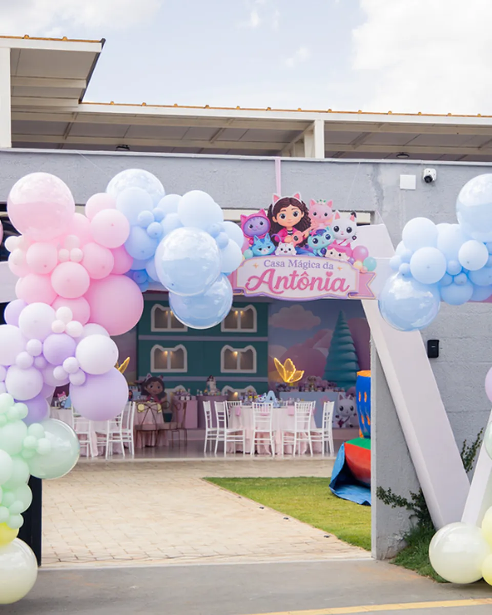 Arco de balões coloridos na entrada de uma festa infantil na Piccolini