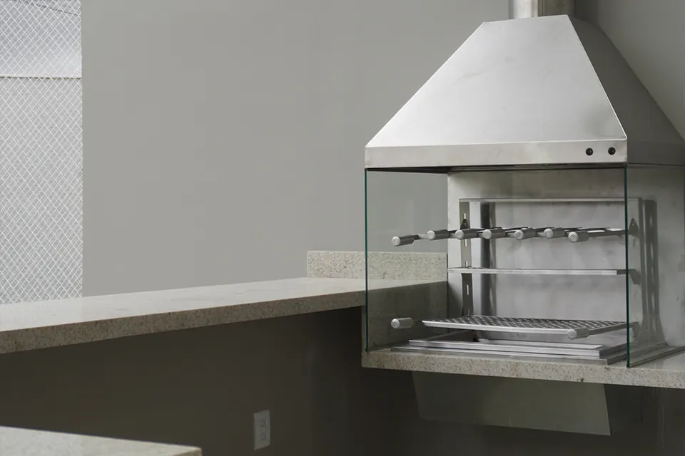 Churrasqueira inox da área gourmet da Piccolini Eventos, em Goiânia