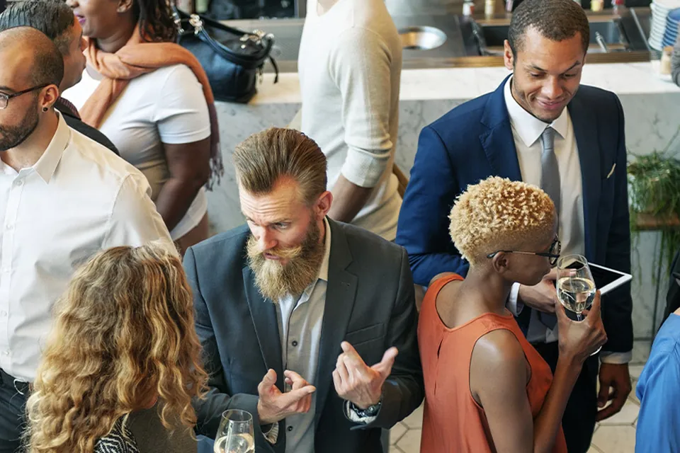 Convidados em evento corporativo com networking e coquetel, na Piccolini Eventos