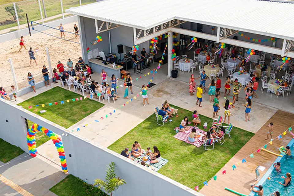 Vista aérea de uma festa infantil lotada no espaço Piccolini Eventos, em Goiânia
