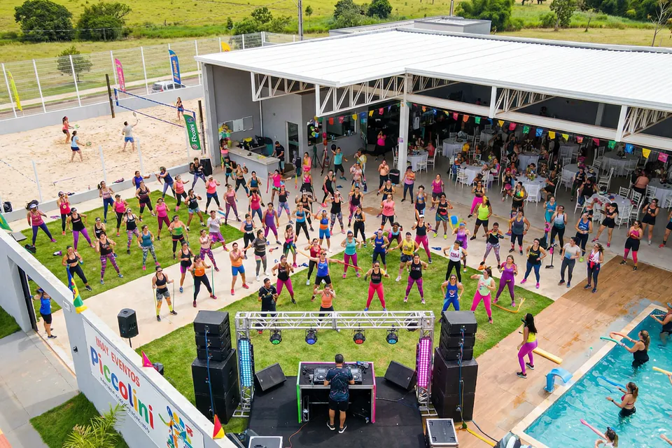 Vista aérea de aula fitness com palco e piscina no espaço Piccolini Eventos, em Goiânia
