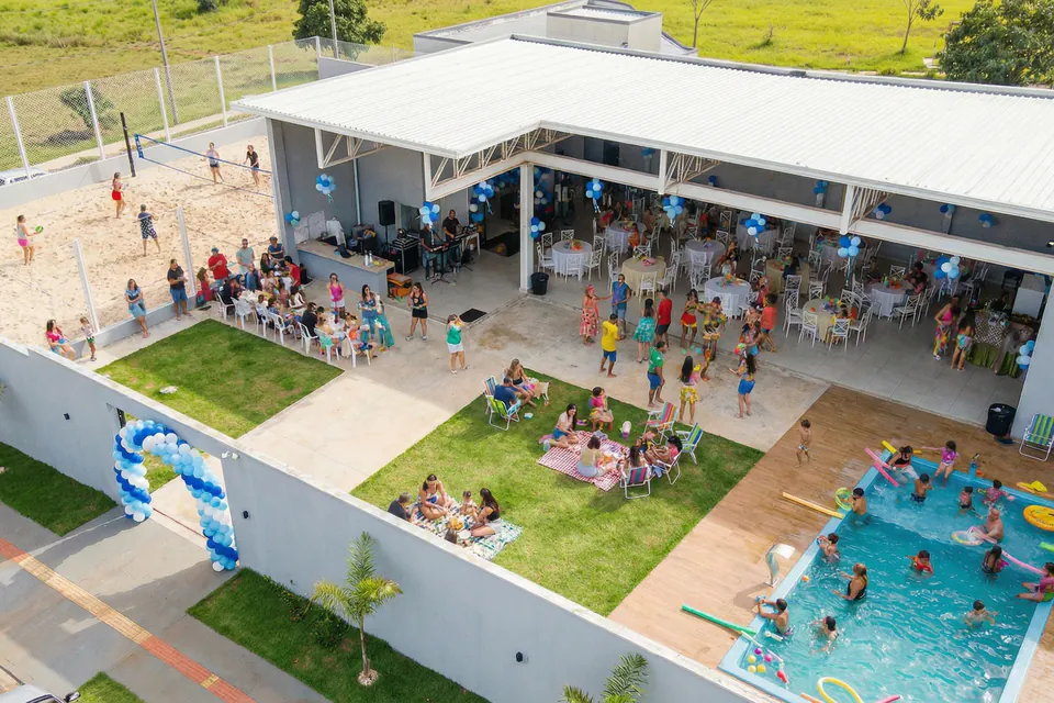 Vista aérea da Piccolini Eventos, no Setor Três Marias, em Goiânia, com salão, piscina e quadra