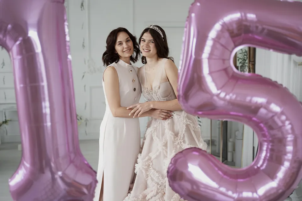 Debutante e mãe com balões de 15 anos, em festa na Piccolini Eventos