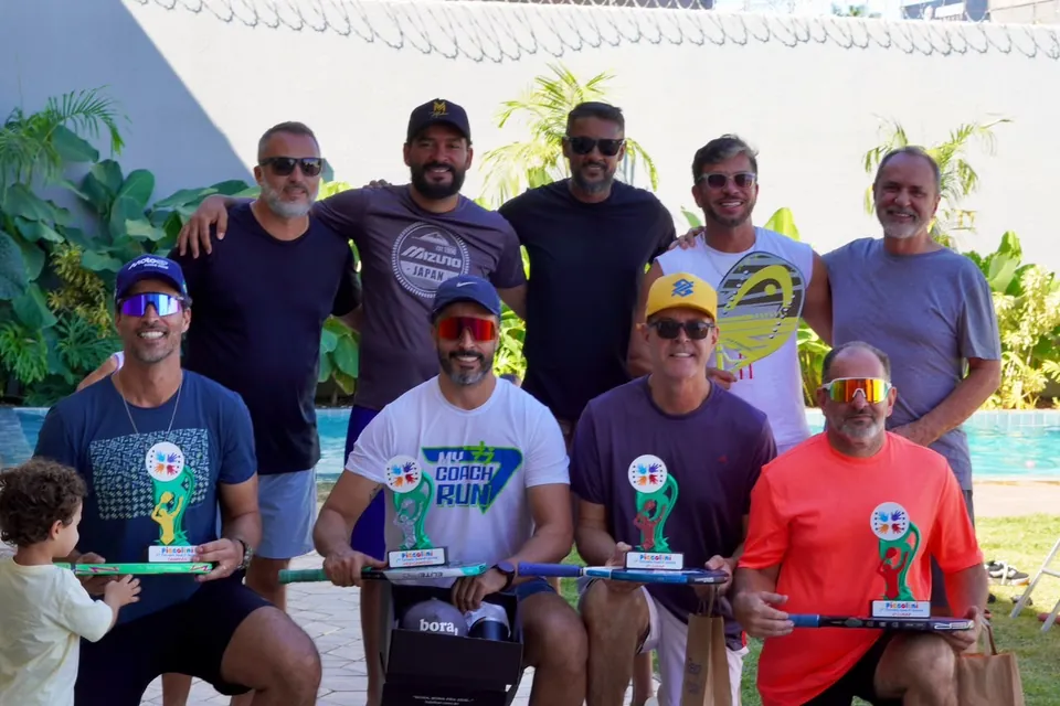Participantes do torneio de beach tennis posam com troféus na Piccolini Eventos