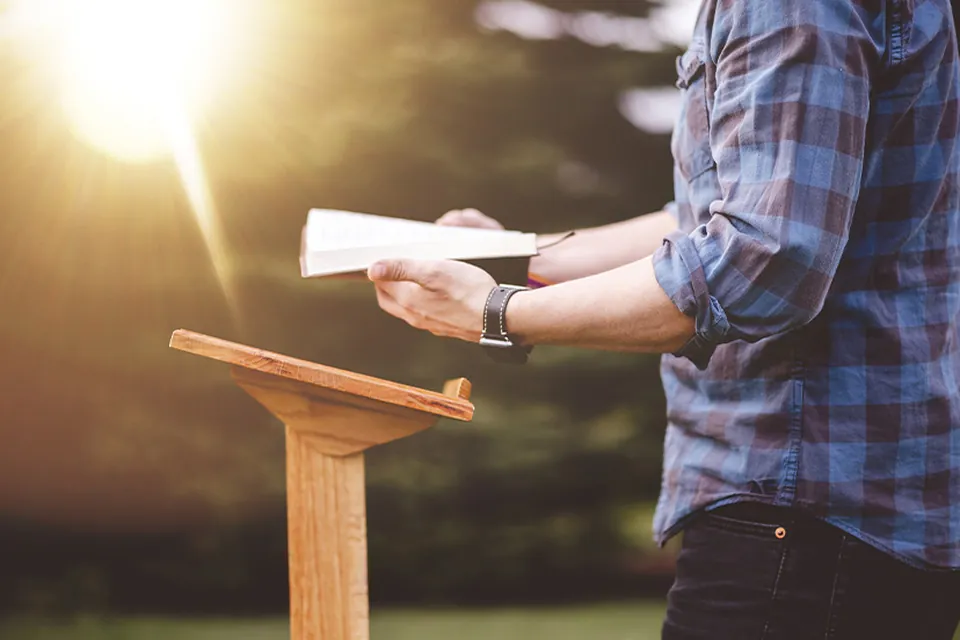Pregador com bíblia em evento de igreja, no espaço da Piccolini Eventos