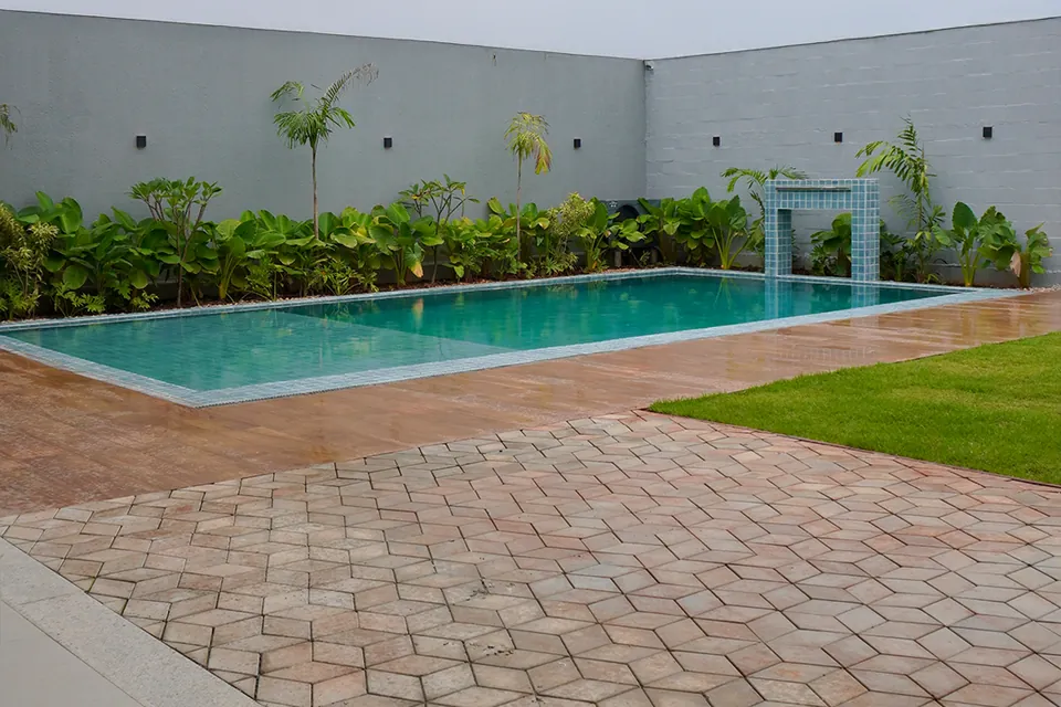 Piscina aquecida da Piccolini Eventos, em Goiânia, cercada de jardim