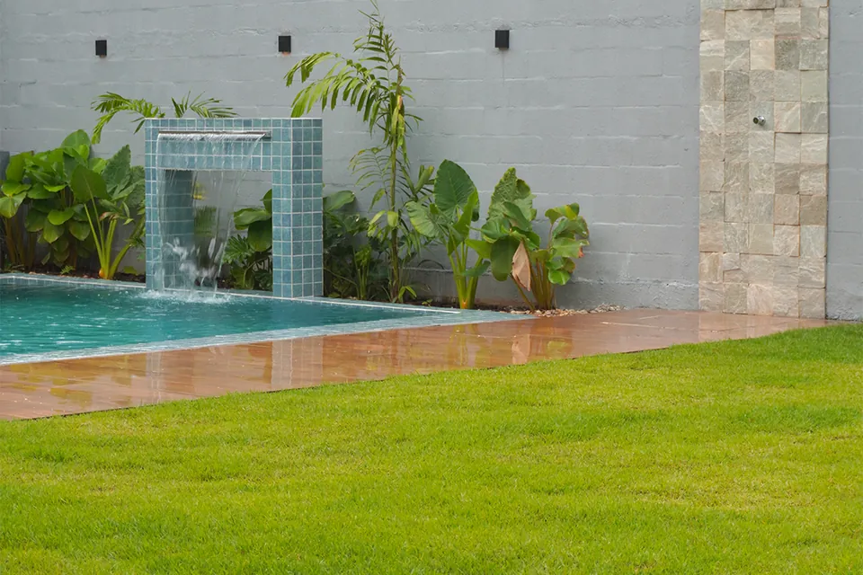 Piscina aquecida e jardim da Piccolini Eventos, em Goiânia