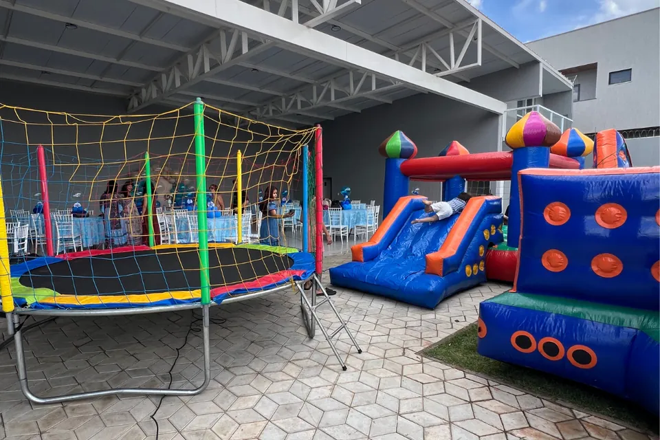 Cama elástica e brinquedos infláveis na área externa da Piccolini Eventos, em Goiânia