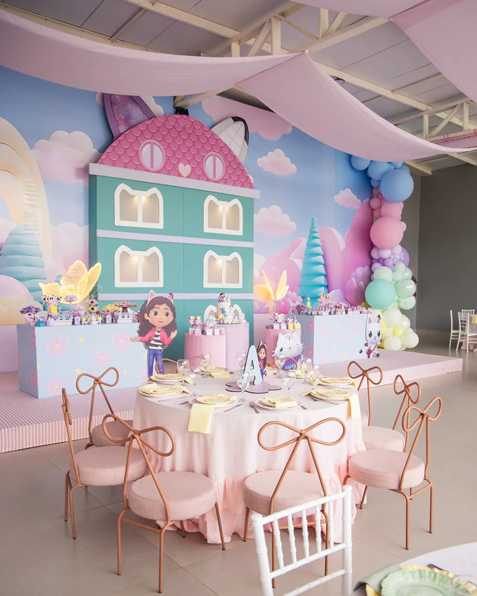 Festa infantil com tema Casa Mágica da Gabby na Piccolini: painel, doces, balões e mesa decorada
