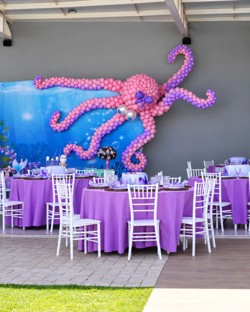 Festa infantil com tema fundo do mar na Piccolini: polvo de balões, painel e mesas lilás